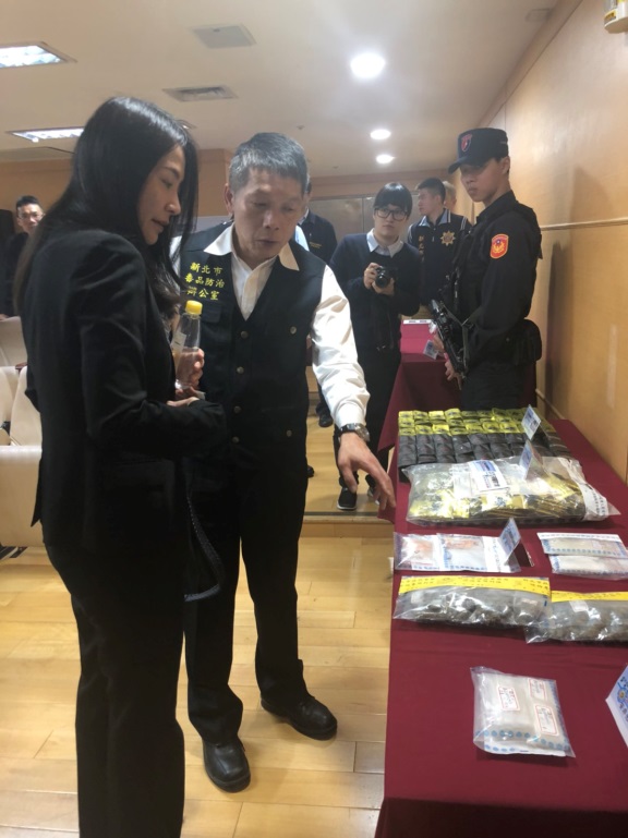 新北市警察局刑警大隊大隊長黃建榮向IBM台灣分公司總經理高露華說明近期查獲之各級毒品