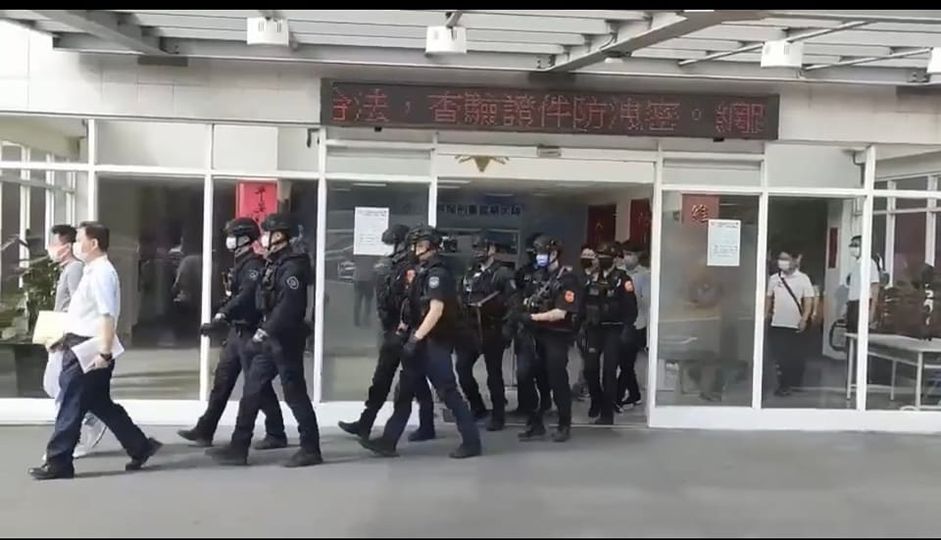 兄弟教唆小弟深夜開槍，新北警速逮幕後藏鏡人